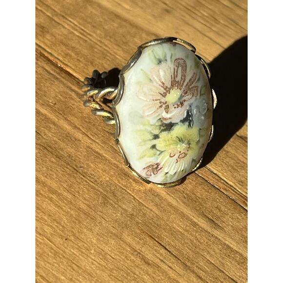 Vintage Women's Oval Floral Flower Ring. Braded Band. hand painted stone?? - Picture 2 of 9